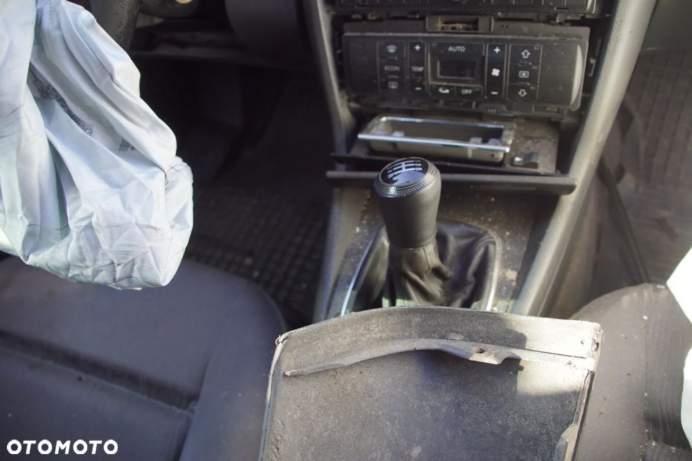 Auto na części - Audi A4 B5 1.8 20V 125 KM APT DWH LX6V 1999R Silnik Skrzynia Drzwi Błotnik Klapa Lampa Lusterko Klamka Szyba Deska Kokpit Sterownik Moduł Czujnik Licznik Panel Kierownica - 11