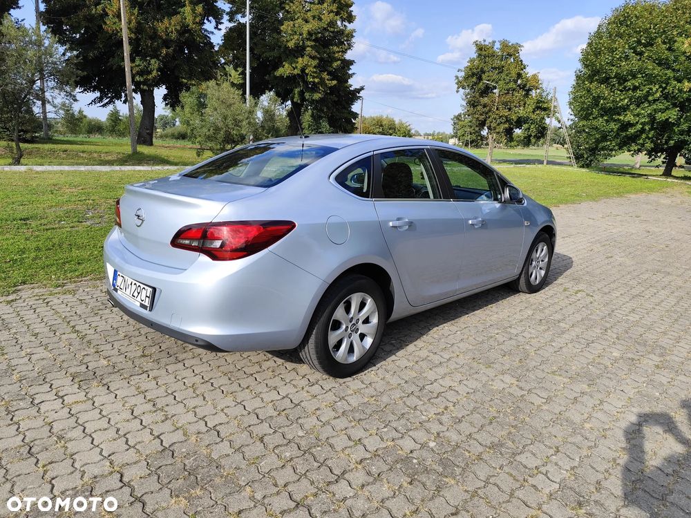 Opel Astra 1.4 T Business EU6 - 4