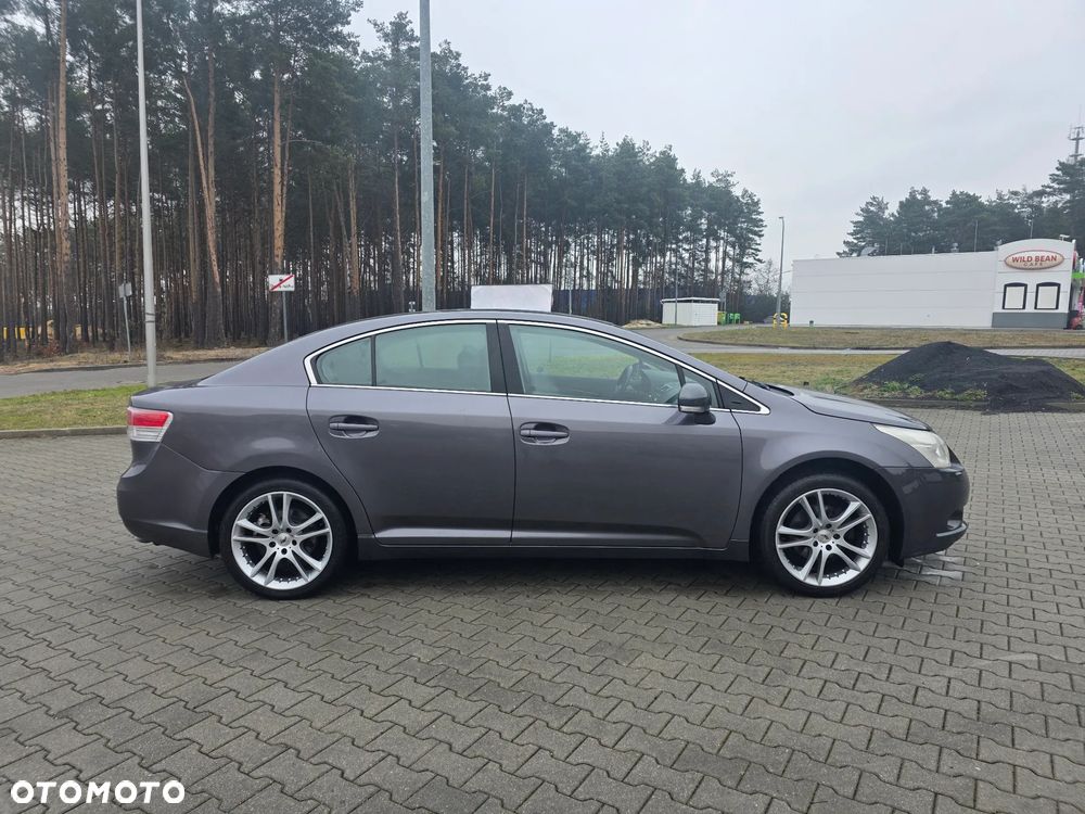 Toyota Avensis 1.8 Style - 11