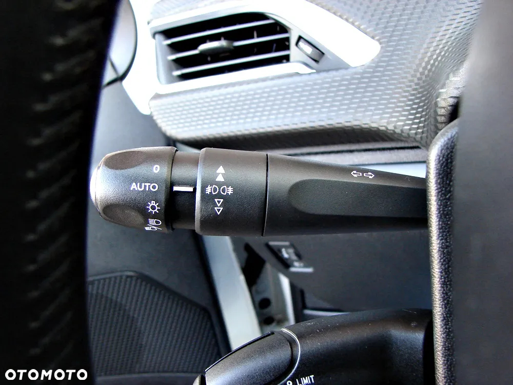 Peugeot 2008 1.2 Pure Tech Style EU6 - 32