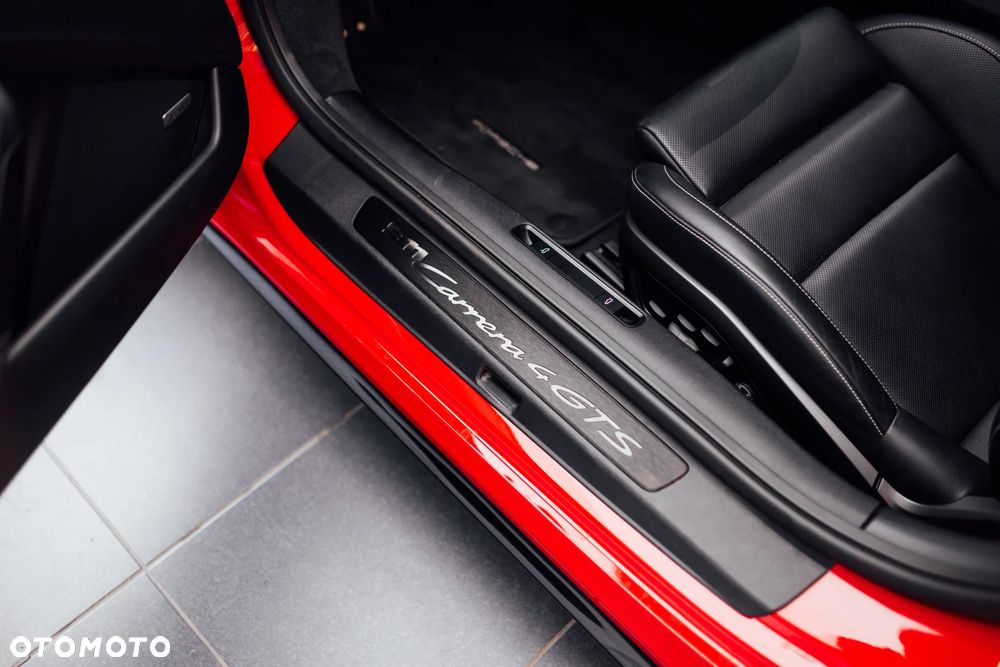 Porsche 911 Carrera 4 GTS - 30