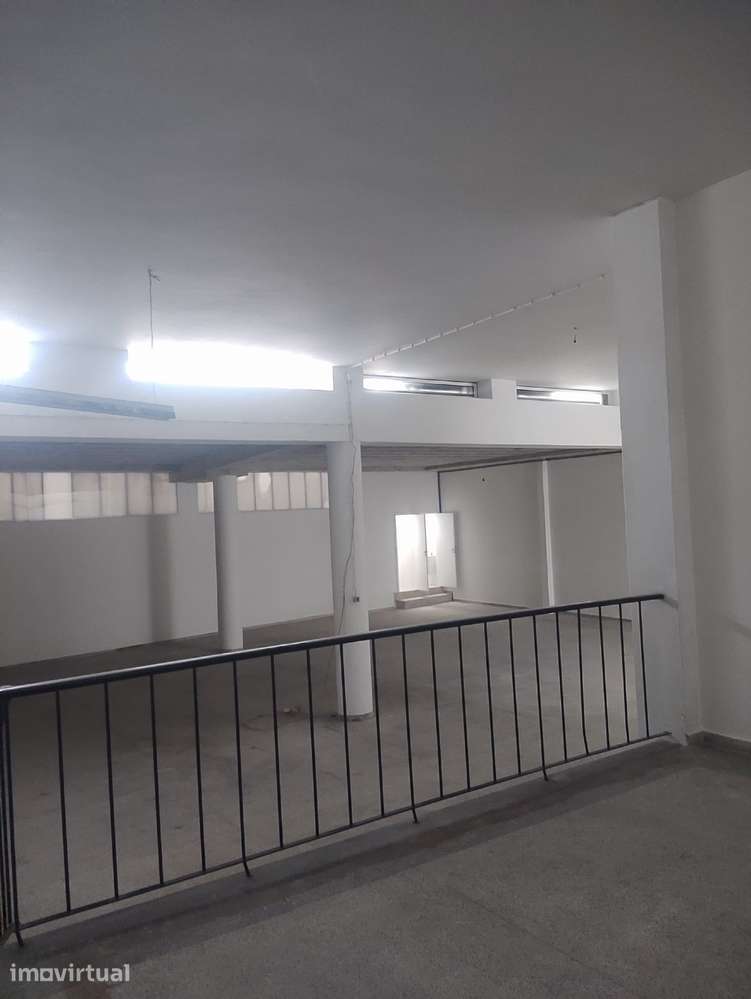 Loja com utilidade para Comercio /garagem ou Armazém - Grande imagem: 2/16