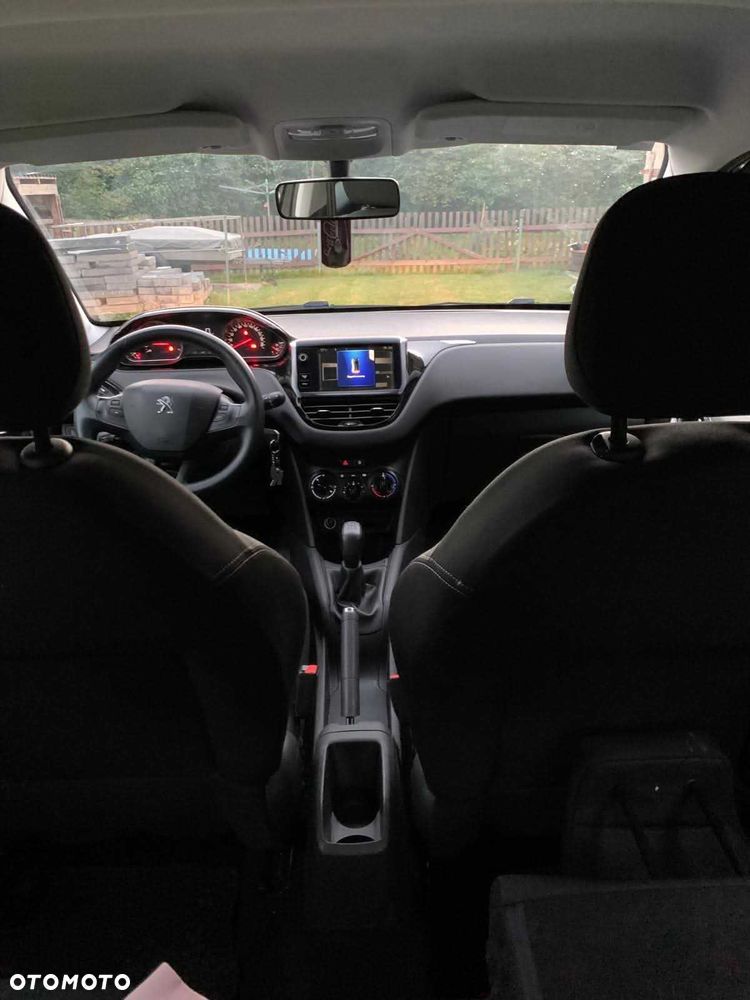 Peugeot 208 - 8