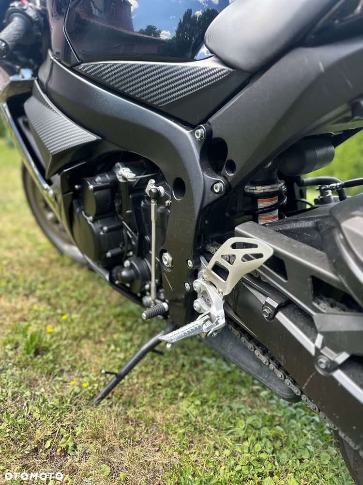 Suzuki GSR - 16