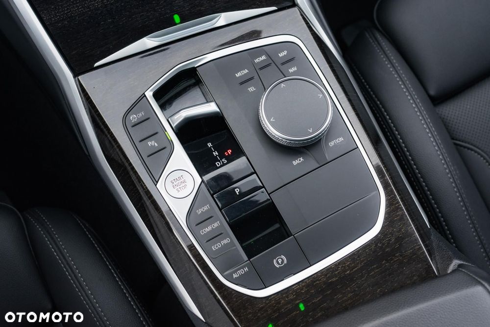 BMW Seria 3 320d xDrive - 25