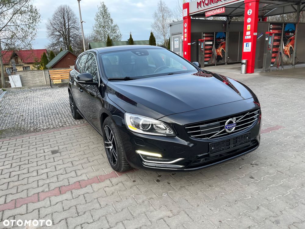Volvo V60 D6 AWD Plug-in Hybrid R-Design Summum - 1