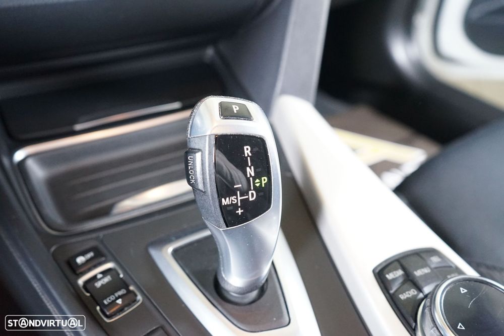 BMW 320 d Touring Auto Exclusive - 28