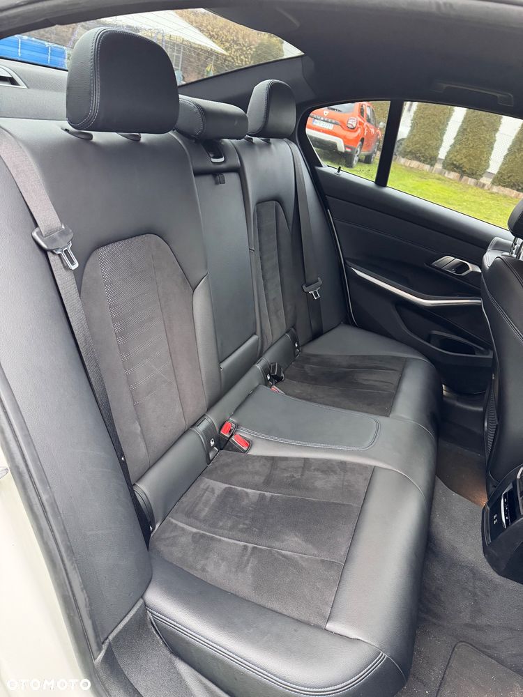 BMW Seria 3 318d M Sport Shadow - 12