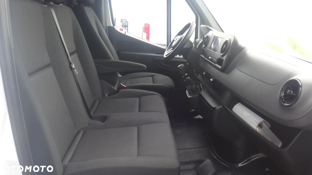 Mercedes-Benz Sprinter - 12