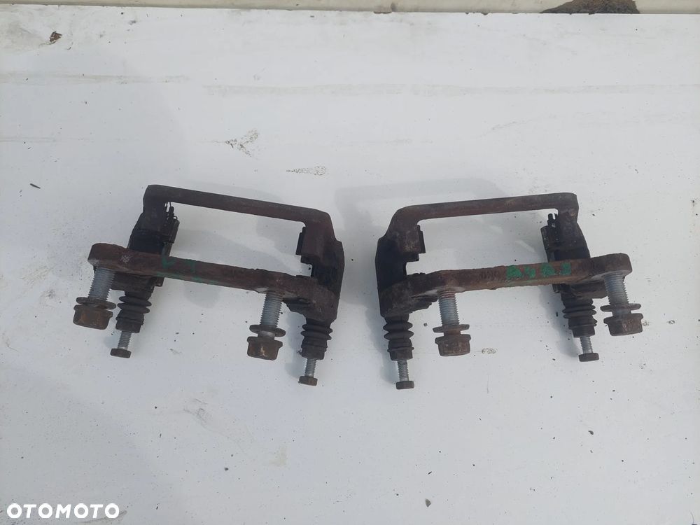 JARZMO PRAWY LEWY TYŁ AUDI A4 B8 - 1