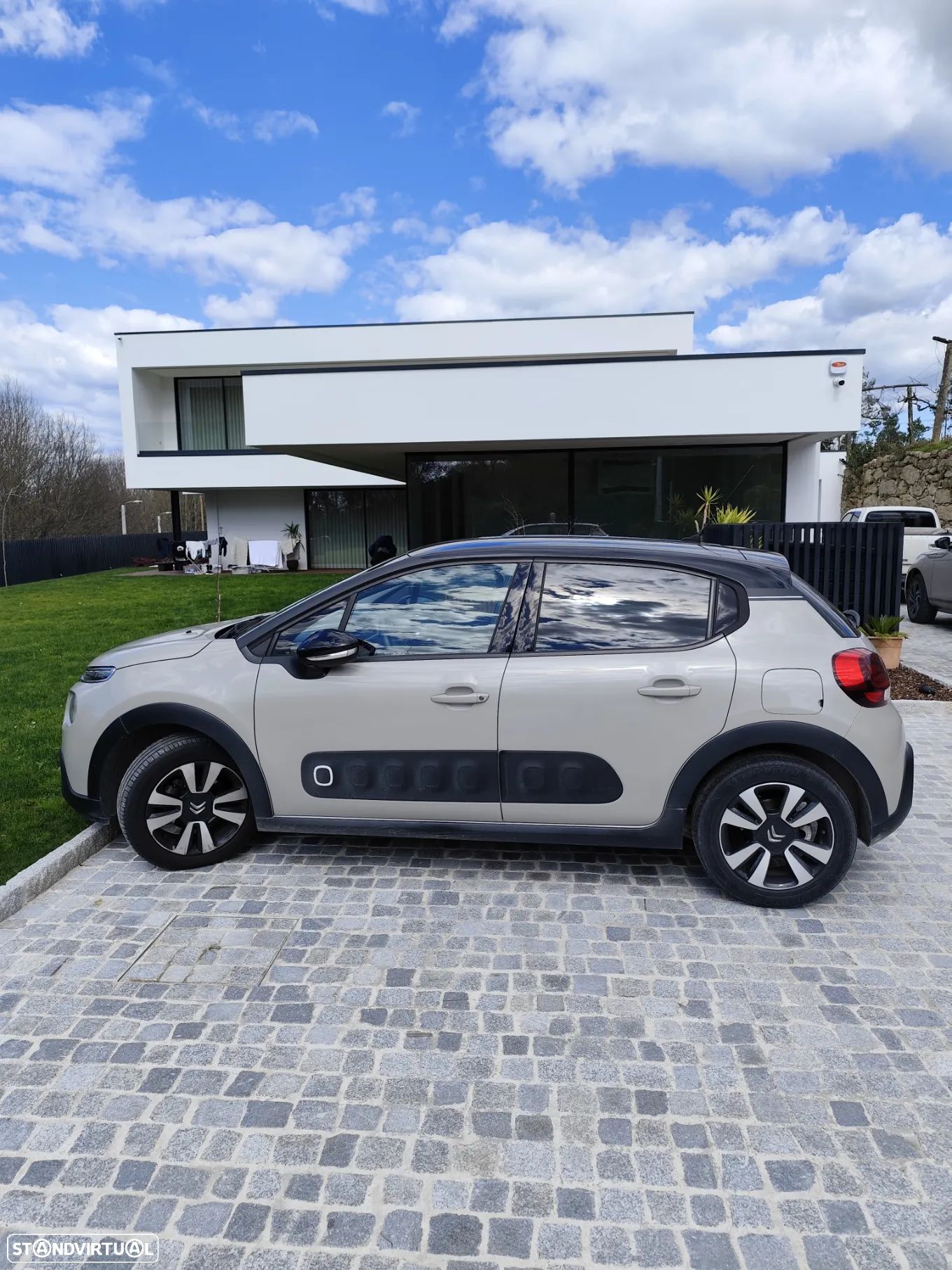 Citroën C3 1.2 PureTech Shine EAT6 - 1