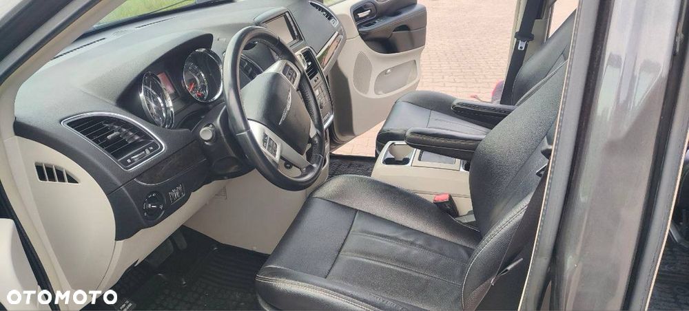 Chrysler Town & Country - 4