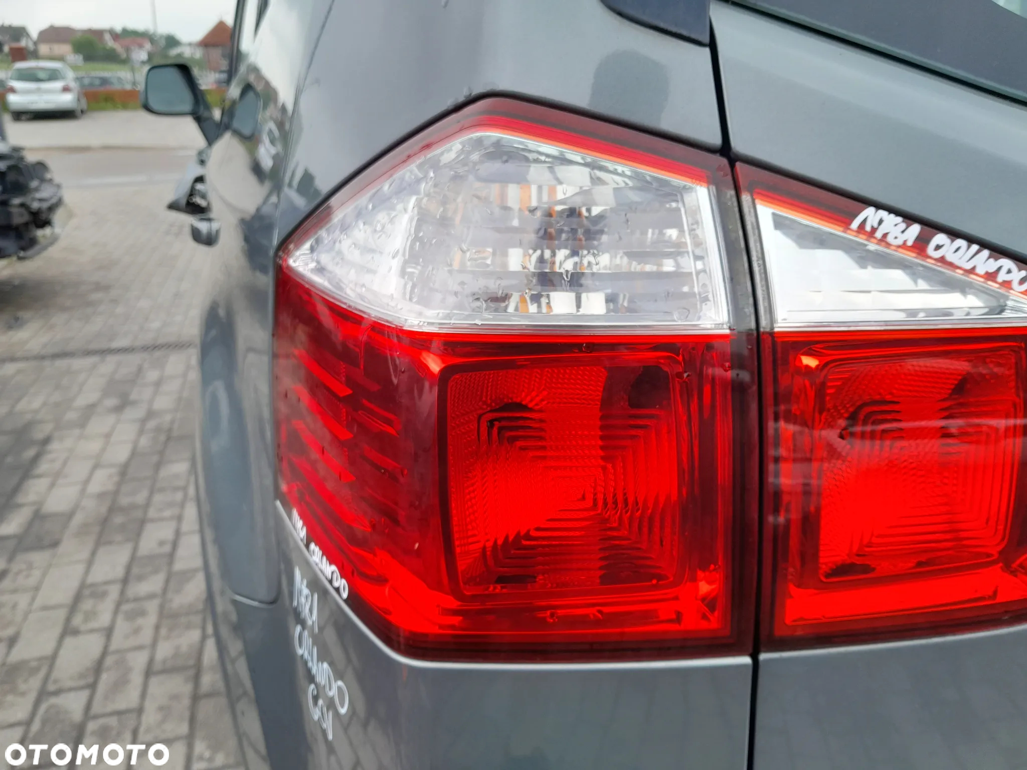 CHEVROLET ORLANDO LAMPA LEWA TYLNA LEWY TYŁ W BŁOTNIK - 2