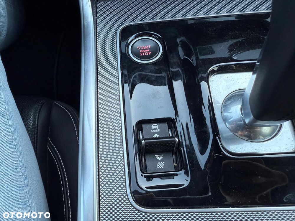 Jaguar XE 2.0 D180 R-Dynamic SE - 28