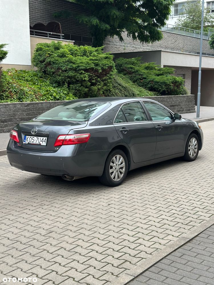 Toyota Camry - 4