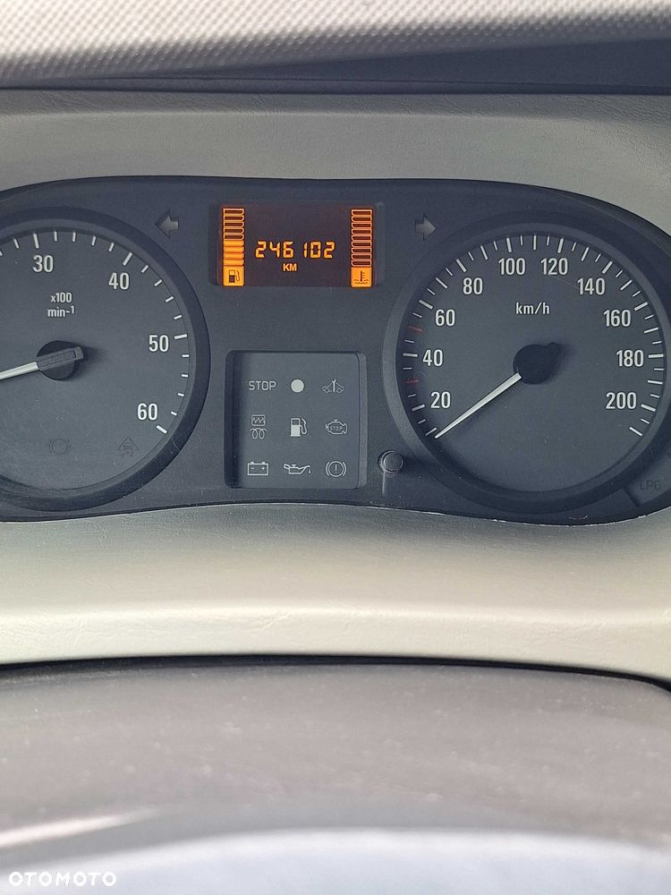 Opel Vivaro - 8