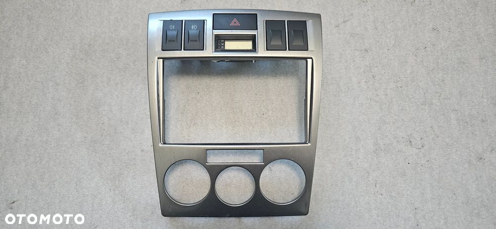 Ramka środkowa konsoli Hyundai Coupe II 2003r lak. EB - 1