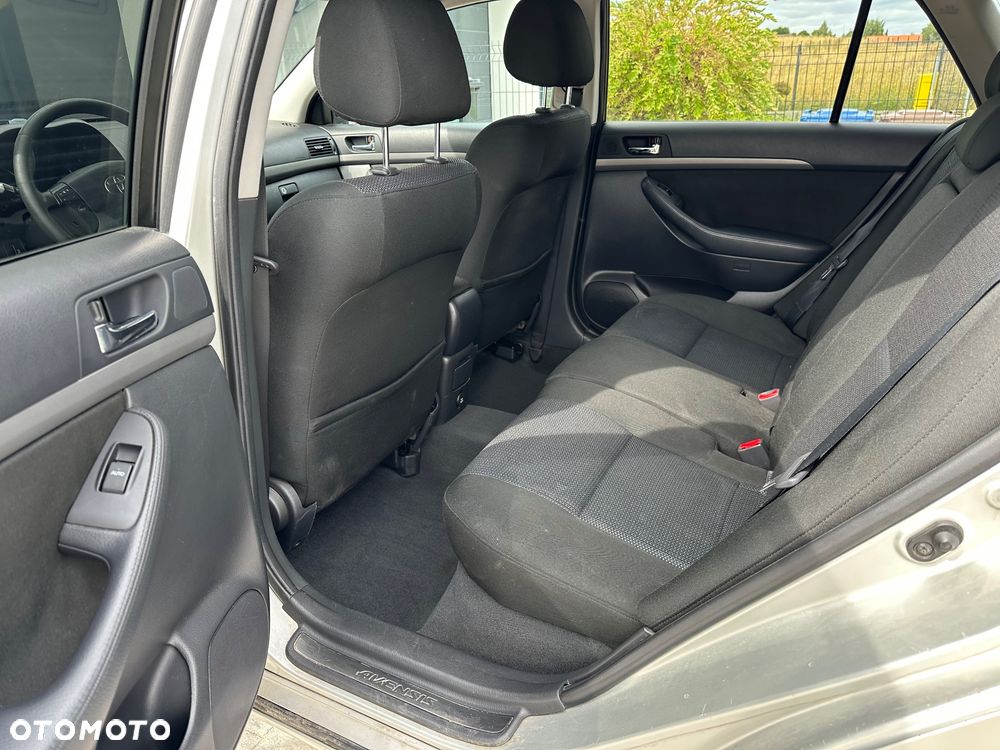 Toyota Avensis - 10