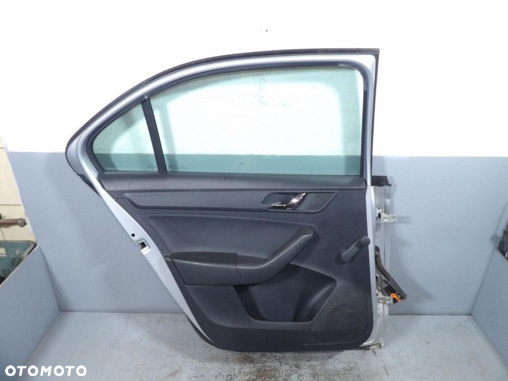 SKODA RAPID LIFTBACK DRZWI TYŁ LEWE LA7W - 5
