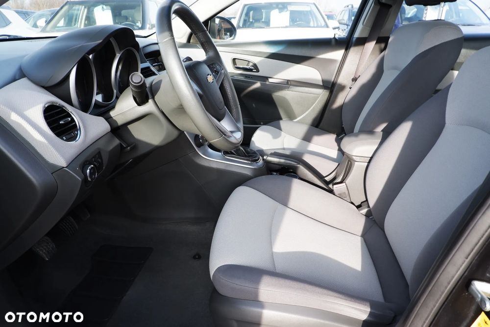 Chevrolet Cruze 1.6 LS - 22