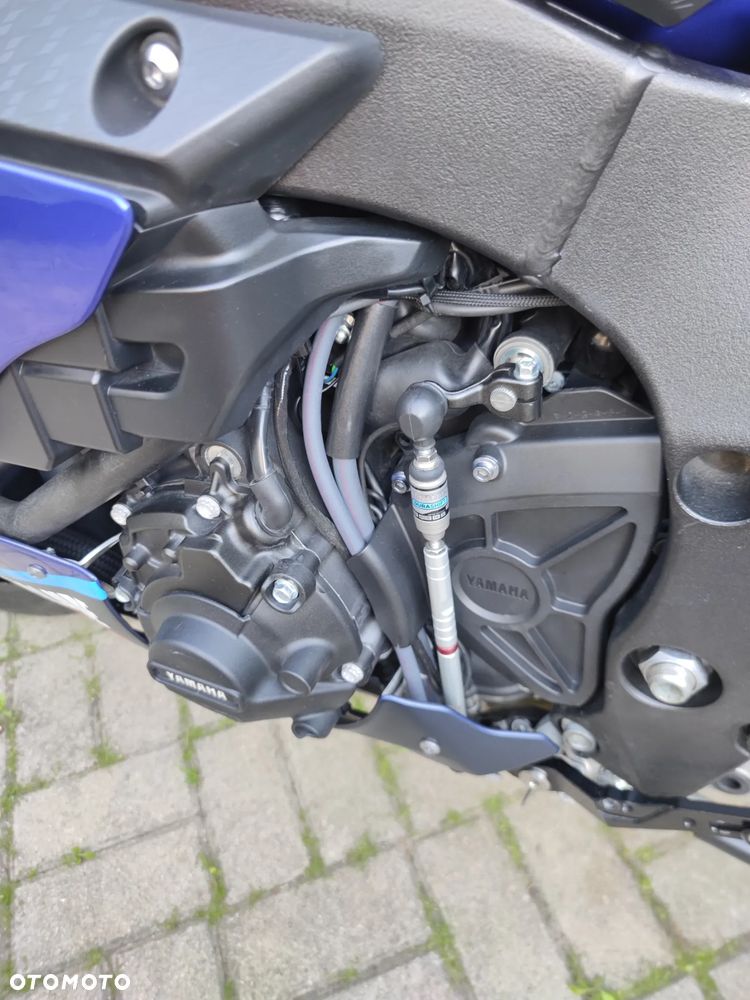 Yamaha R1 - 8