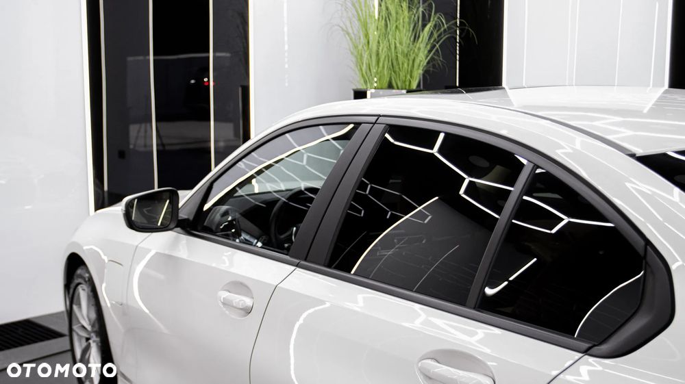 BMW Seria 3 330e Sport - 13