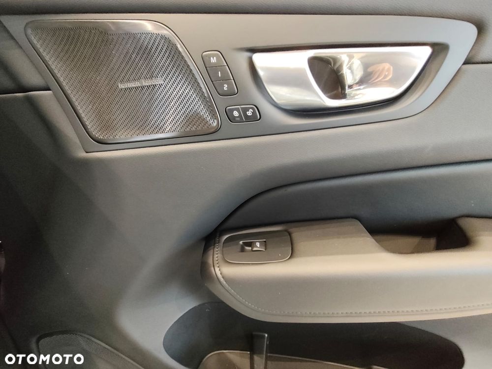 Volvo XC 60 B4 B Plus Dark - 32
