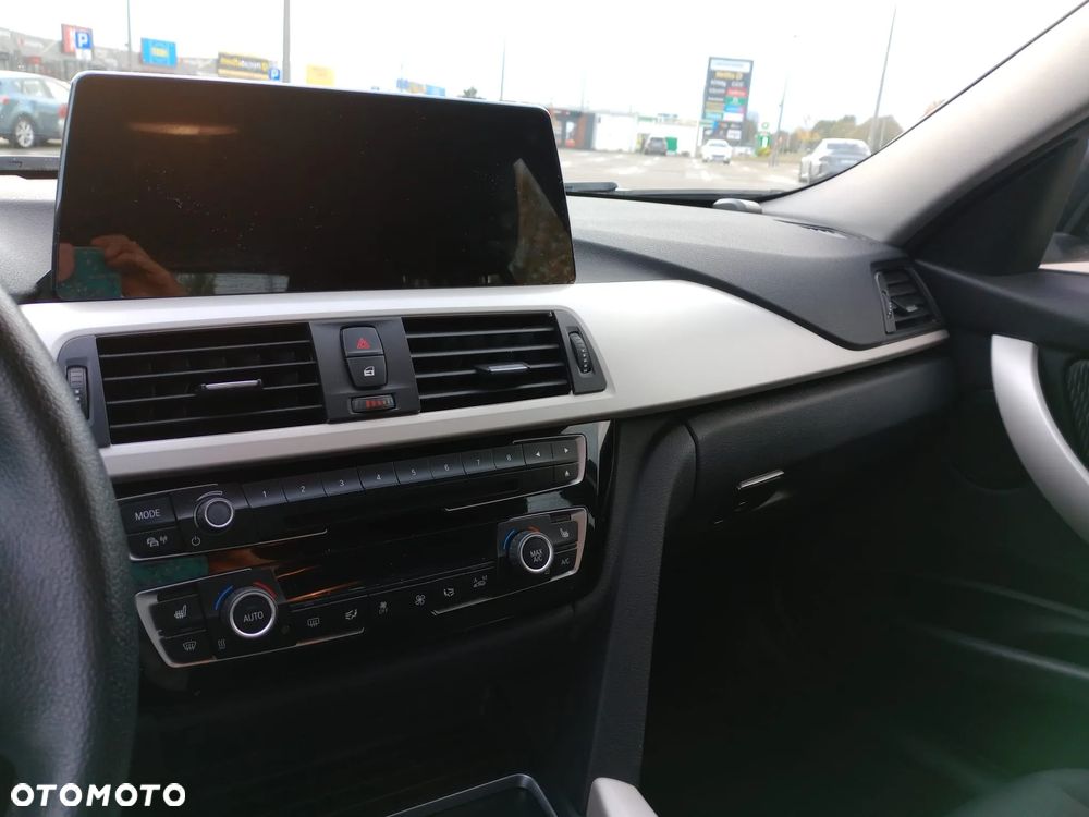 BMW Seria 3 318i - 32