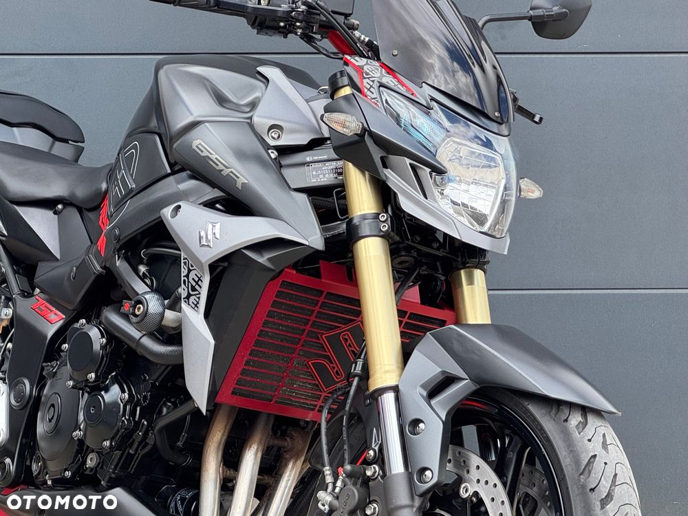 Suzuki GSR - 3