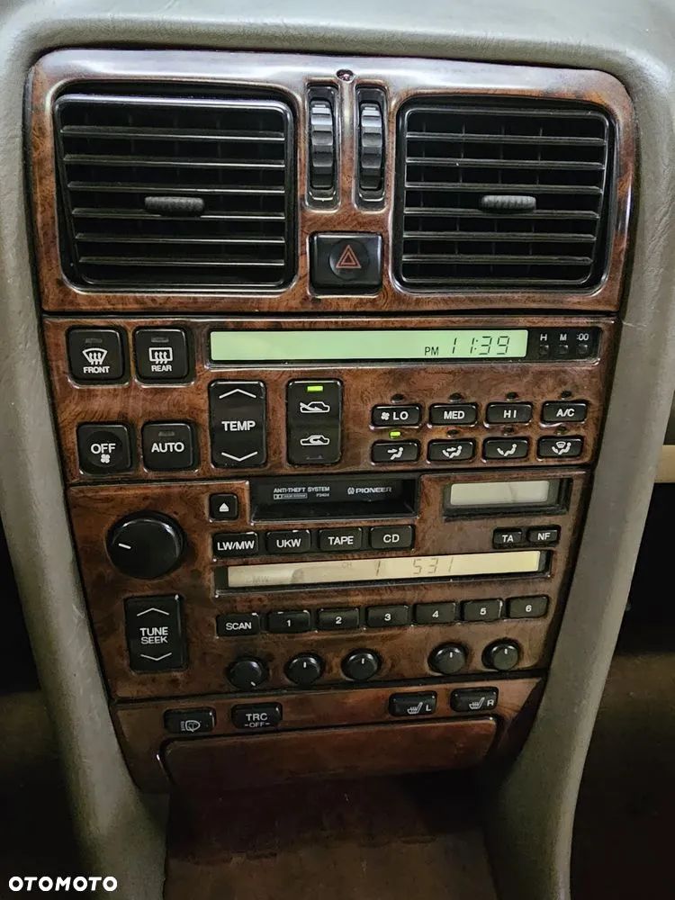 Lexus LS - 10