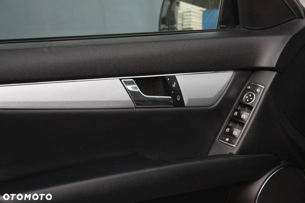 Mercedes-Benz Klasa C 180 CGI BlueEFFICIENCY Avantgarde - 20