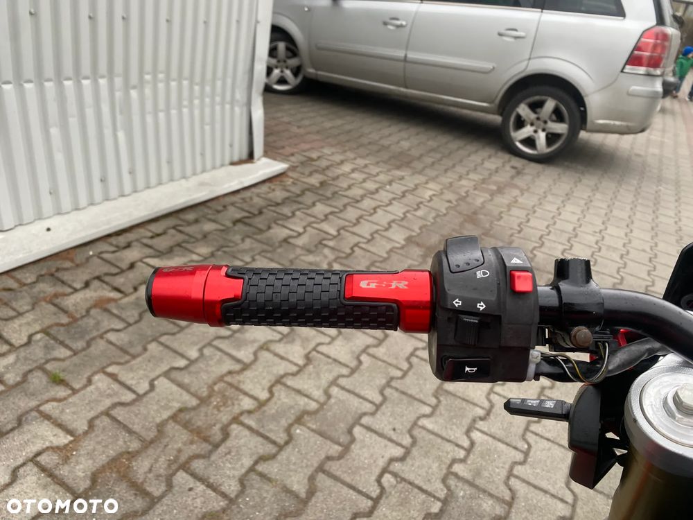 Suzuki GSR - 9