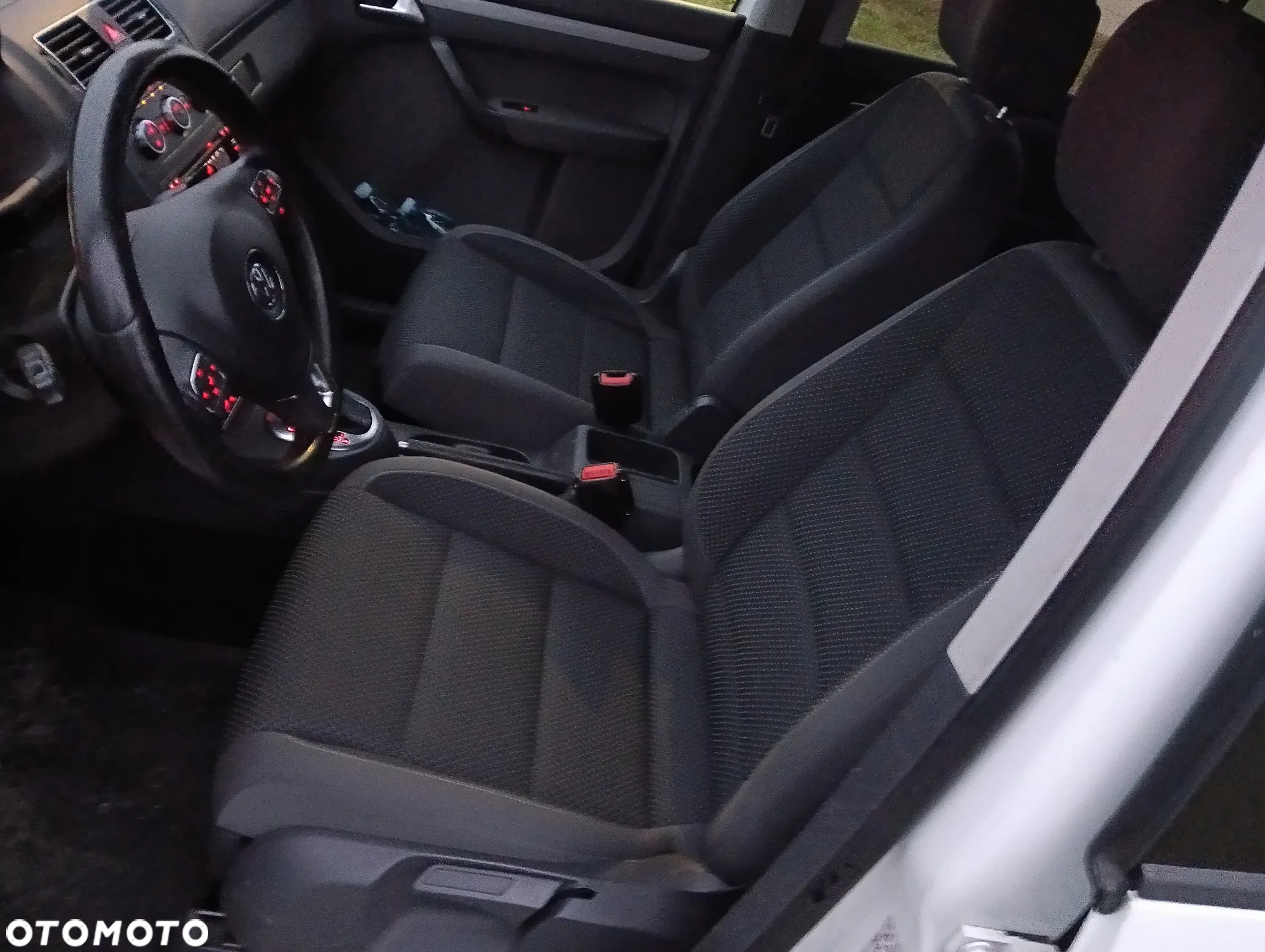 Volkswagen Touran 2.0 TDI DPF BlueMotion Technology DSG Comfortline - 5
