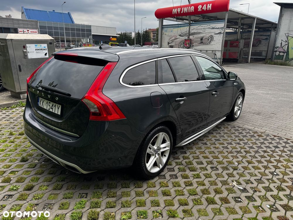 Volvo V60 D6 AWD Plug-in Hybrid R-Design Summum - 6