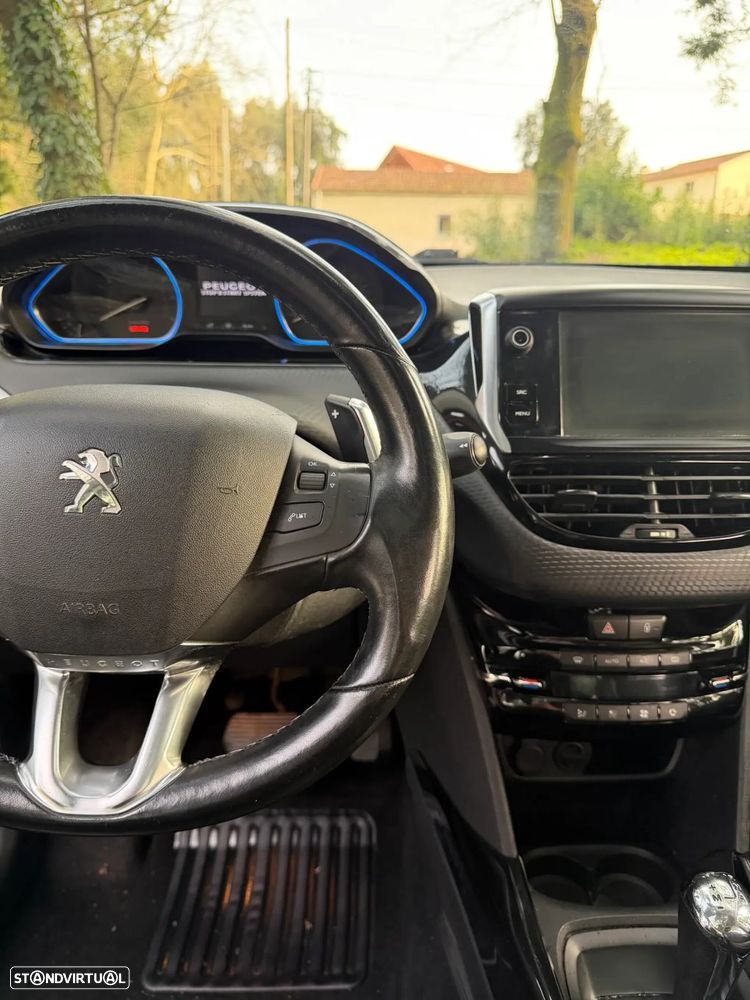 Peugeot 2008 1.2 PureTech Allure EAT6 - 25