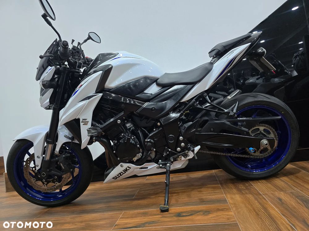 Suzuki GSX - 29