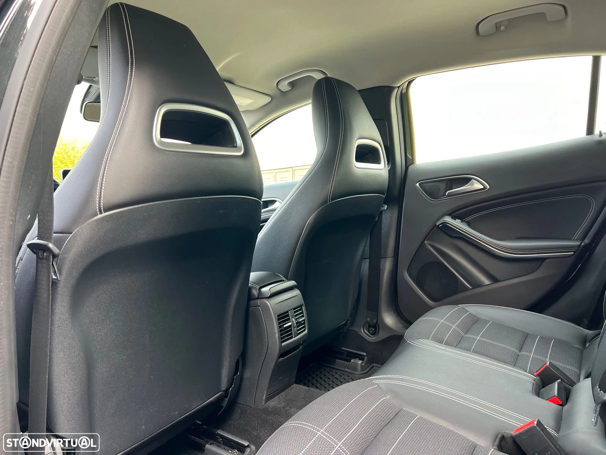 Mercedes-Benz GLA 220 d 7G-DCT Urban - 36