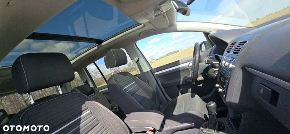 Volkswagen Touran - 16