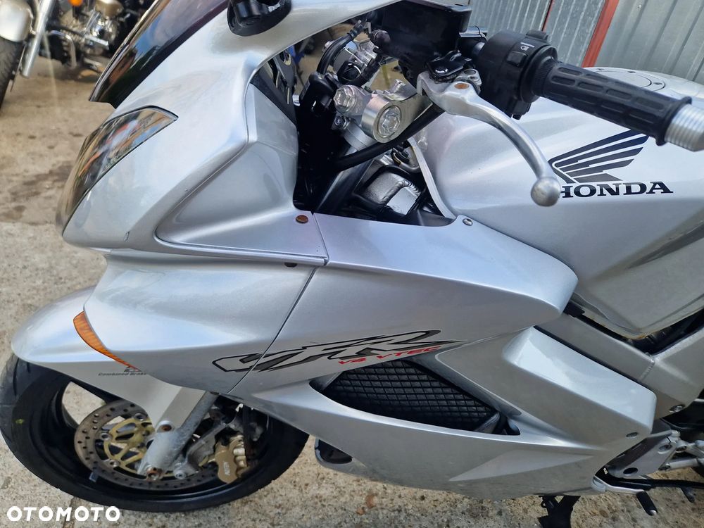 Honda VFR - 35