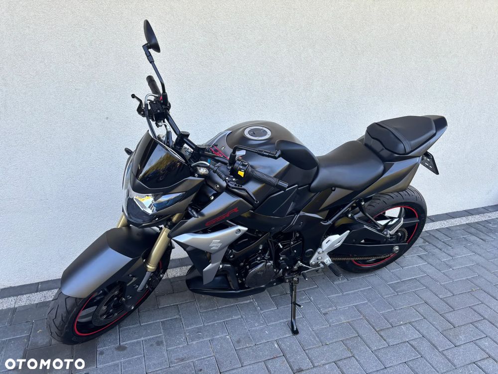 Suzuki GSR - 4