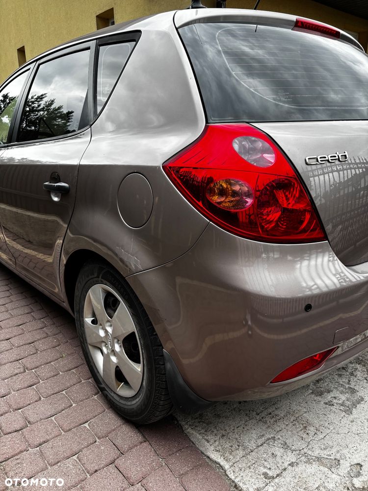 Kia Ceed - 8