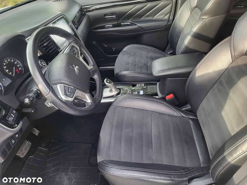 Mitsubishi Outlander Instyle NAVI - 12