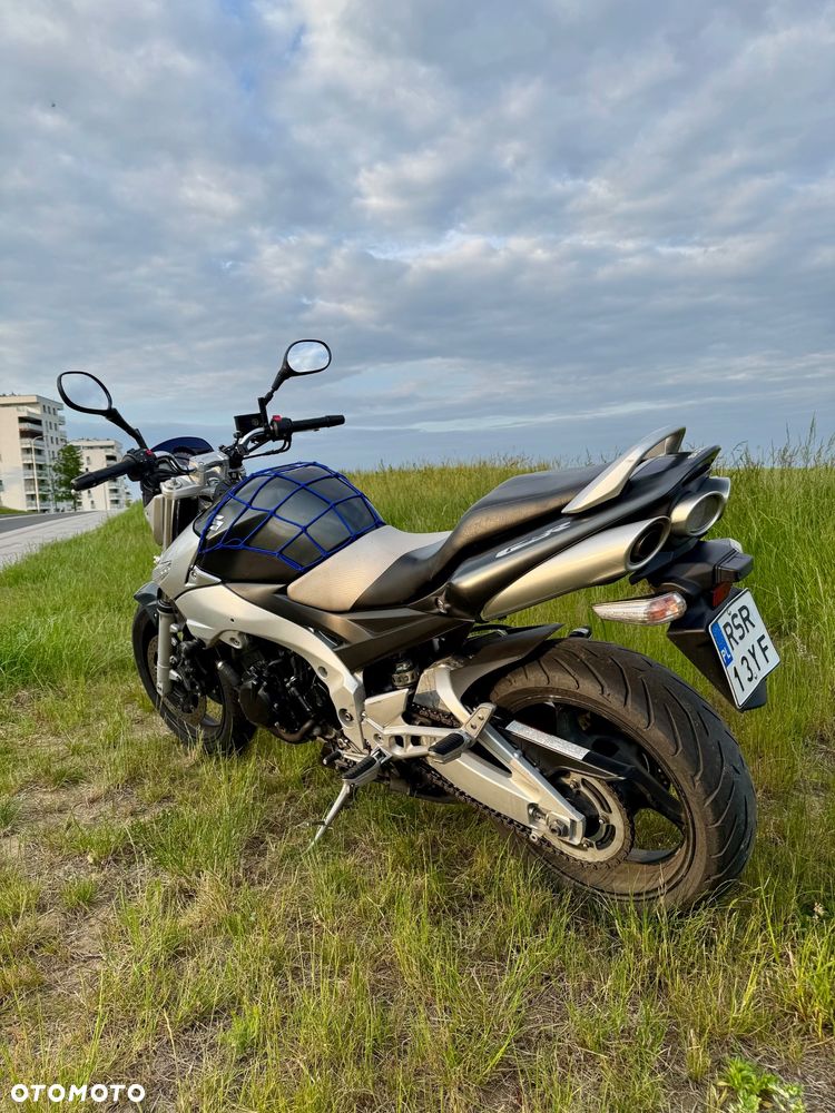 Suzuki GSR - 8