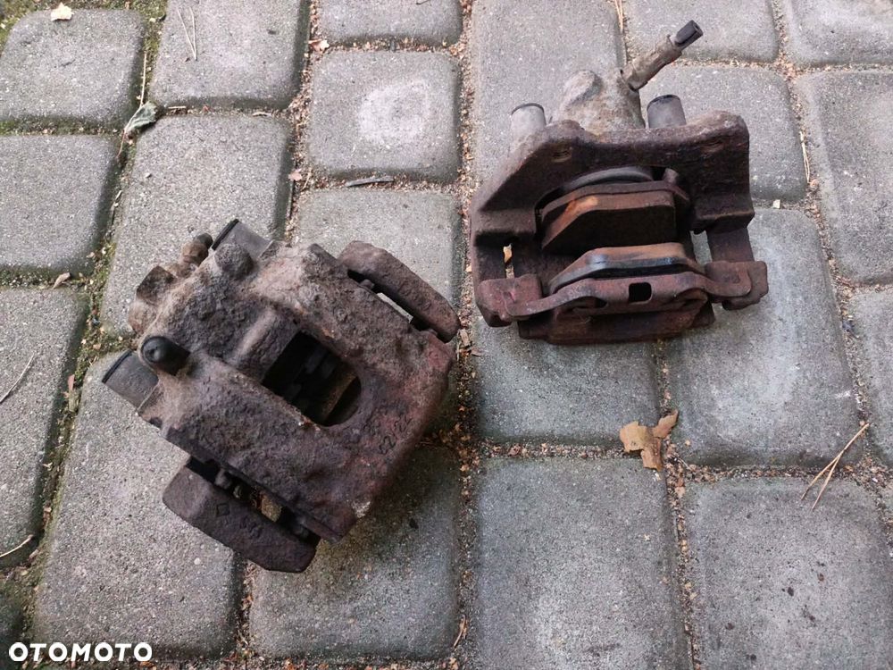Zaciski hamulcowe tył tylne BMW E46 330i 330d lewy prawy