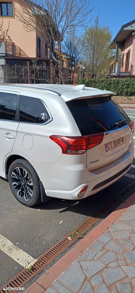 Mitsubishi Outlander 2.0 4WD - 6