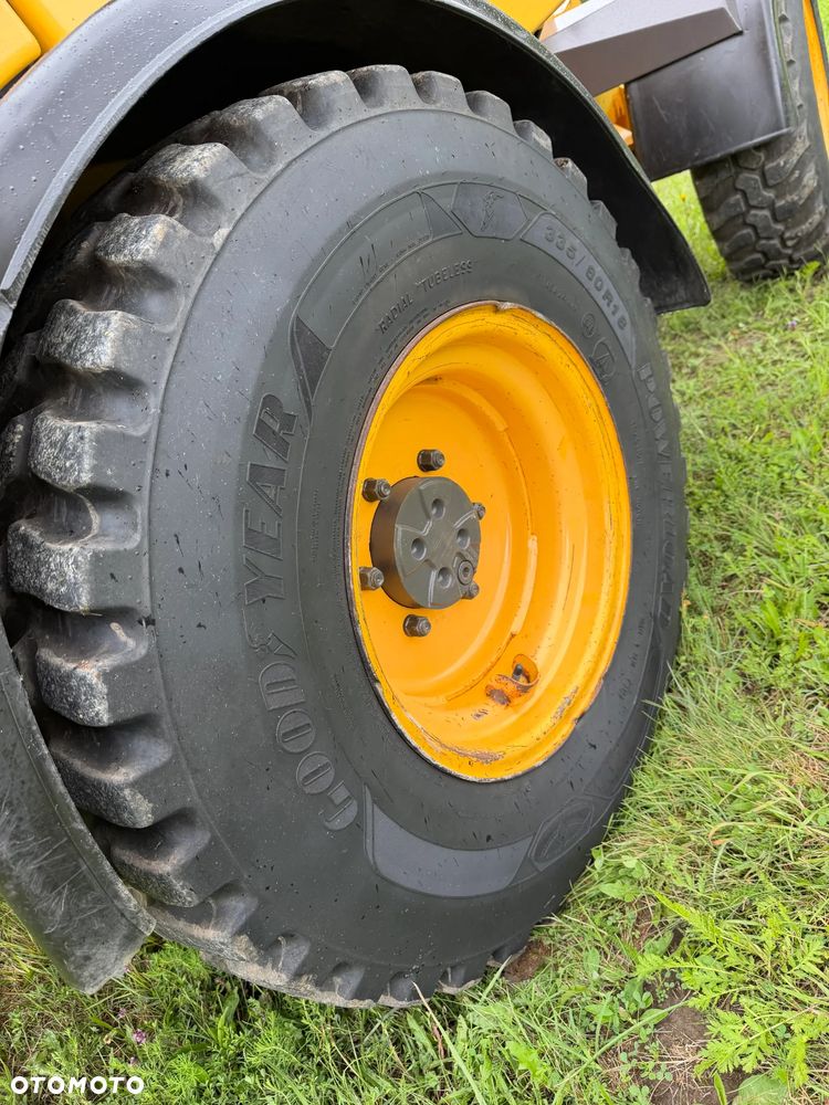 Volvo L25F Ładowarka Kołowa łamana 2015 rok. Jak Nowa! Oryginał łyżka i widły. Mocny silnik 4 cylindry. Zero luzów i wycieków. Aktualne Badania DEKRA BMWT. Wielka Okazja. Maszyna jak nowa z Salonu. 2600 mtg. Pochodzi z Norweskiego urzędu gminy. Dodatkowe linie Hydrauliczne. Szybka wolna Jazda Rewers Hydrostatic. Wersja Norwesk Mocne doświetlenie dodatkowe grzanie. kabina Ogrzewana wentylowana! Zmiana Osprzętu Hydrauliczna! pełne sterowanie z dżojstika! Opony jak Nowe. Podzespoły pomy suche, czytelne tabliczki! OKAZJA - 14
