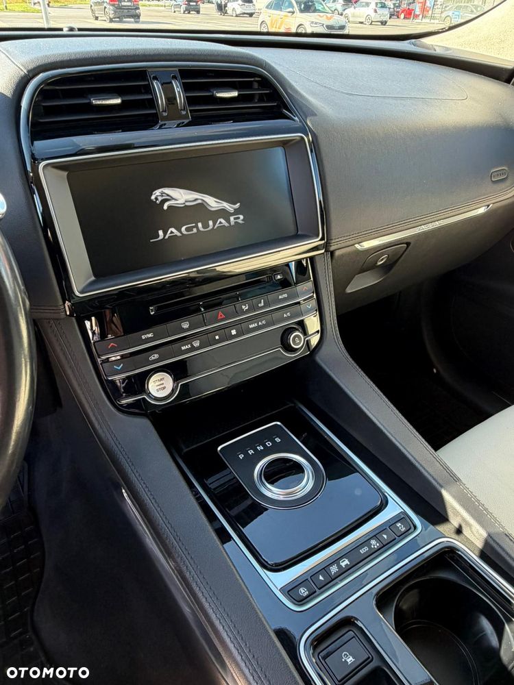 Jaguar F-Pace 2.0 i4D AWD Prestige - 19