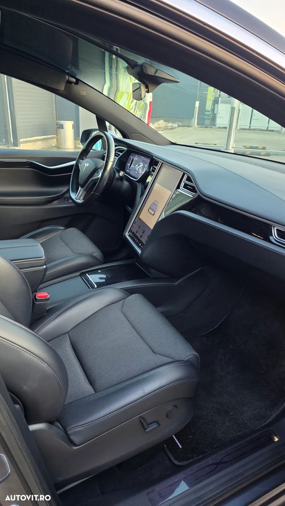 Tesla Model X - 7