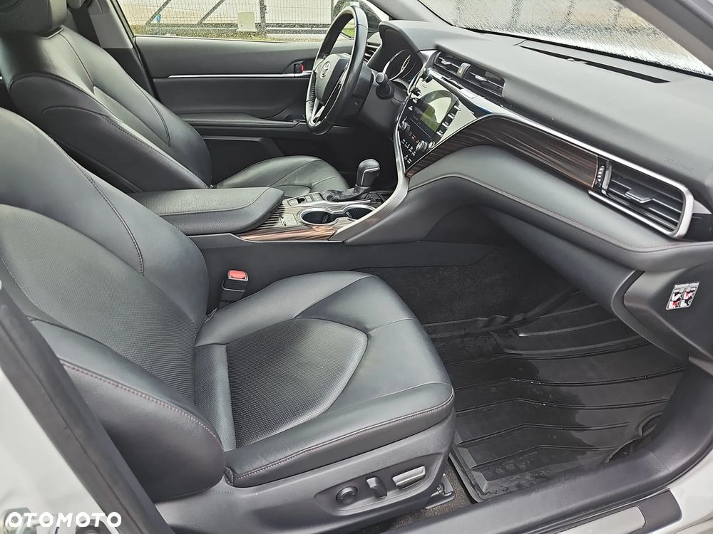 Toyota Camry 2.5 Hybrid Executive CVT - 21