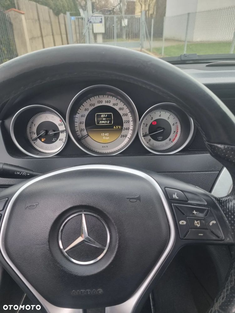 Mercedes-Benz Klasa C 200 CGI BlueEFFICIENCY Elegance - 12